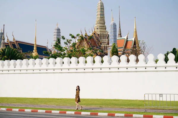 Thailändisches Mädchen Läuft Auf Dem Bürgersteig Neben Der Großen Palastmauer — Stockfoto