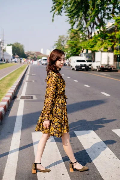 Mujer Tailandesa Cruzando Paso Peatones Tailandia — Foto de Stock