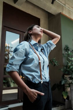 Havalı thai kızı gökyüzüne bakıyor.