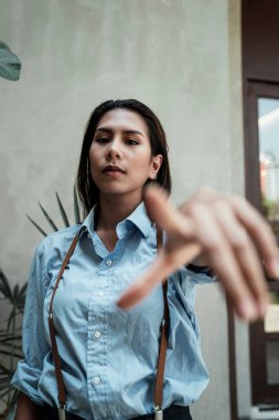 Taylandlı kadın kameraya işaret ediyor..