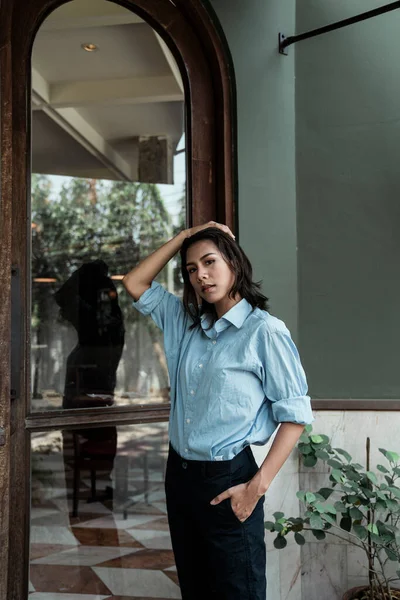 Cool Thai Flicka Står Framför Glasdörr — Stockfoto