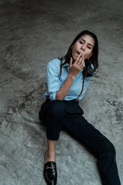 Thajská Žena Sedí Podlaze Kouří — Stock fotografie
