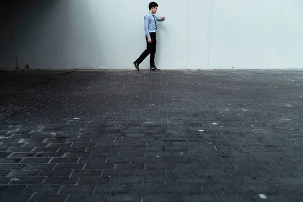 Businessman Waking White Wall — Stock Photo, Image