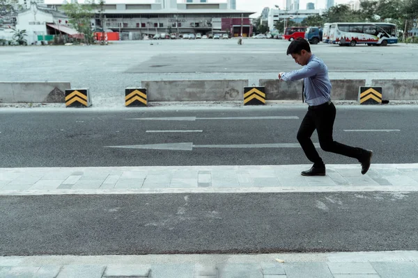 Empresario Mirando Reloj Corriendo — Foto de Stock