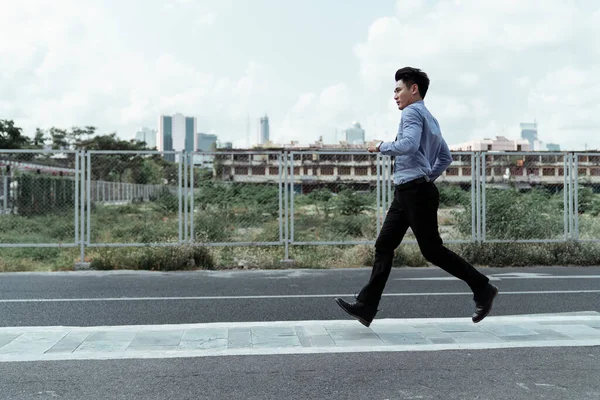 Empresario Corriendo Hacia Adelante Pista Paisaje Urbano — Foto de Stock