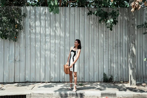 Asian Woman Standing Sidewalk Carrying Brown Bag — Stock Photo, Image