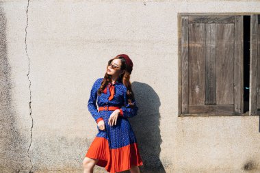 Güneşin altında duran güzel Taylandlı kadın.