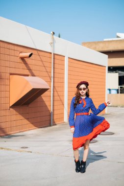 Taylandlı kız eski moda elbiseye güveniyor..