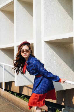 Taylandlı retro kız güneş ışığına boğuldu.