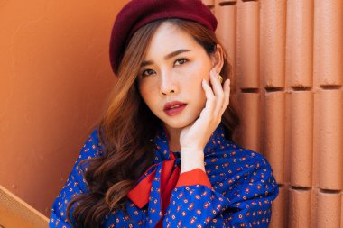 Havalı thai kızı güzel gözleriyle yüzüne dokunuyor..