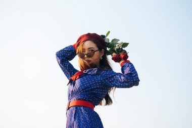 Güzel Taylandlı kız ellerinde güllerle.