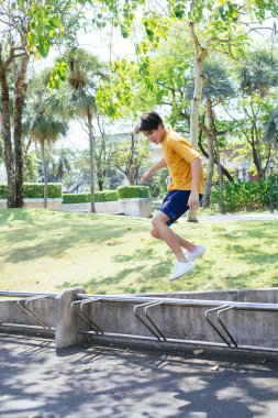 Parkta atlarken sana iyi eğlenceler..