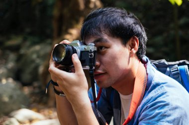 Adam fotoğraf çekmeye odaklan..