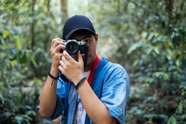 Kameraya bakan bir adam..