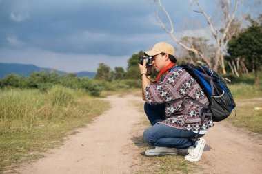Adam uzaklığın fotoğrafını çekiyor..