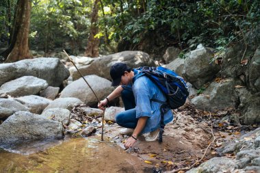 Adam su deposuna bakıyor..
