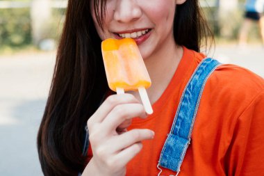 Tatlı kız portakallı dondurma yiyor..