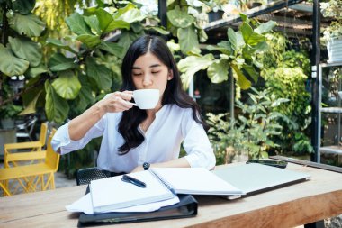 Beyaz bardakta Macha latte içen tatlı kız..