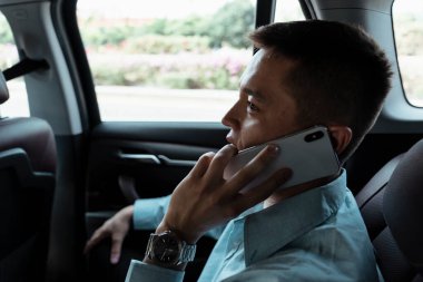 İşadamı sabah yolda takılıp kalırken çalışanlarına iş verdi..