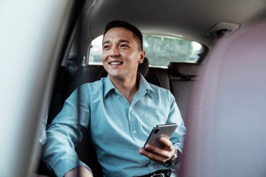 Bu sabah sorunu çözerken gülümseyen bir işadamı..