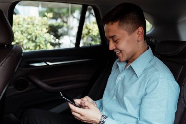 Çalışanlarından gelen mesajı okurken bir işadamı gülümsedi..