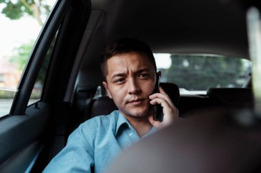 Bir adam kötü haberi telefonda birinden duyduğunda kaşlarını çatar..