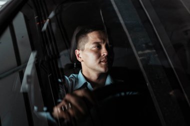 İş adamı dikiz aynasına bakıp uygun olup olmadığını kontrol ediyor..