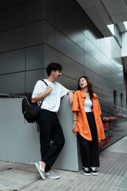 İstasyonda dikilen ve neşeyle konuşan bir çift..