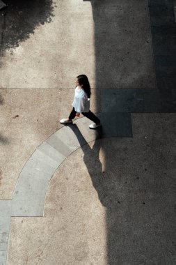 Bir kadın yazın karanlığında yürür..