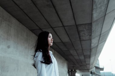 Tavan arası binasında duran bir kadın başrolde baş aşağı duruyor..