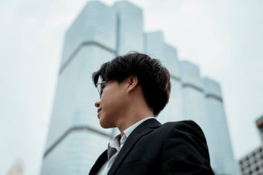 Şehrin genç CEO 'sunun arka planı gökdelen olan solucan bakışı görüntüsü..