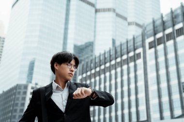 Genç CEO randevusunu kontrol etmek için saatine bakıyor..