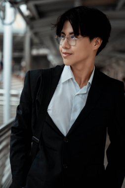 Müşterisiyle randevusundan sonra gökyüzünde yürürken genç bir CEO 'nun portresi..