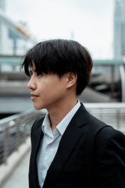 Şehirde duran genç CEO 'nun orta boy portresi..