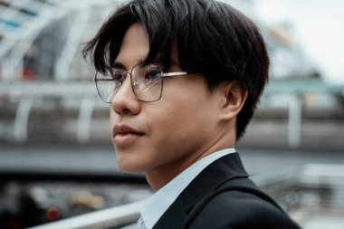 Genç iş adamının dik dik bakan yüzünü yakından çek..