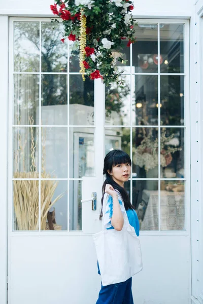 Cute Thai Girl Standing Front Cafe Window — Stock Photo, Image