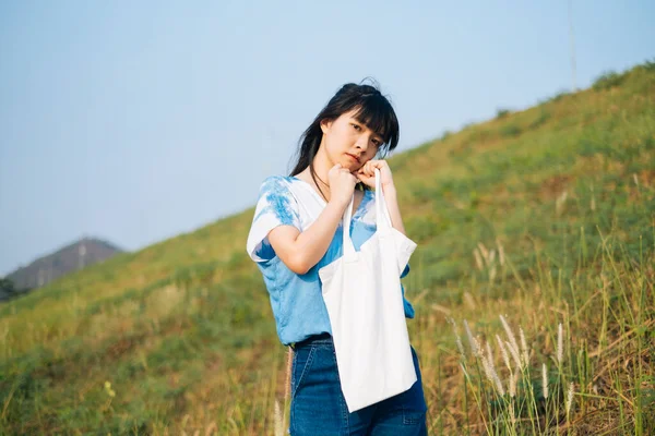 Cute Thai Girl Blue Tone Outfit Standing Grass Slope — Stock Photo, Image