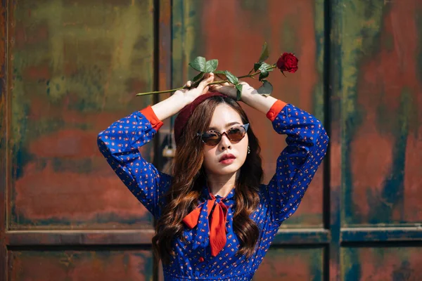 Hermosa Chica Tailandesa Con Una Rosa Sobre Fondo Rústico —  Fotos de Stock