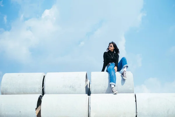 Porträt Eines Mädchens Das Auf Einem Betonrohr Unter Blauem Himmel — Stockfoto