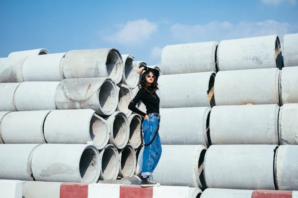 Ritratto Giovane Ragazza Tailandese Piedi Tubi Cemento Sotto Cielo Blu — Foto Stock