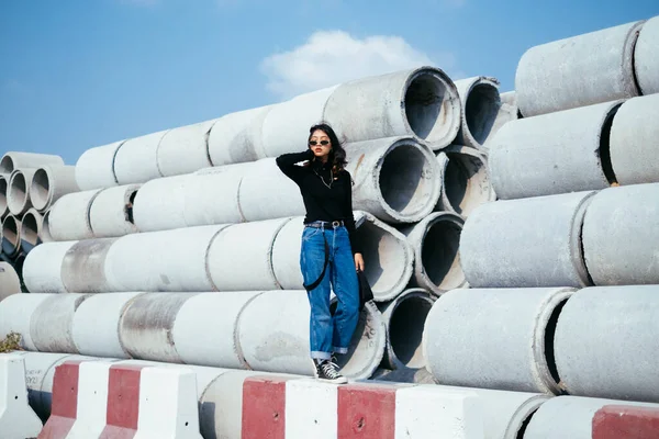 Portrét Mladé Thajské Dívky Stojící Betonových Trubkách Pod Modrou Oblohou — Stock fotografie