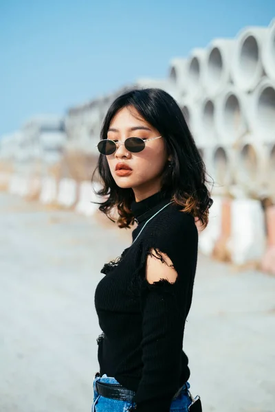 Retrato Tailandês Menina Vestindo Preto Enferrujado Shirt — Fotografia de Stock