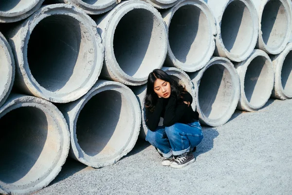 Retrato Menina Tailandesa Sentada Lado Tubos Cimento — Fotografia de Stock