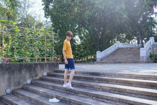 Thai Kerl Ließ Seinen Turnschuh Auf Treppe Zurück — Stockfoto