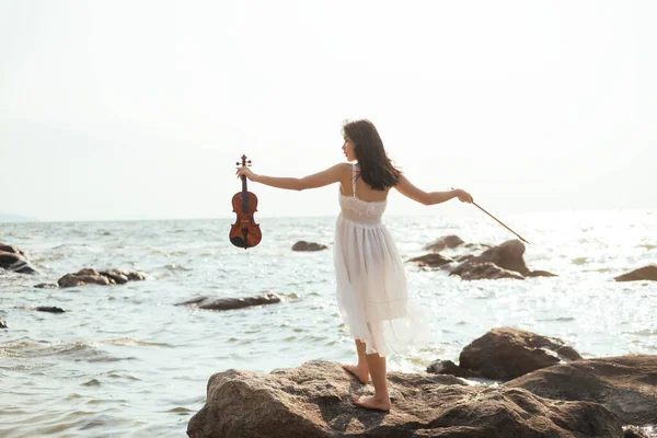 Chica Pie Sobre Roca Marina Violín — Foto de Stock