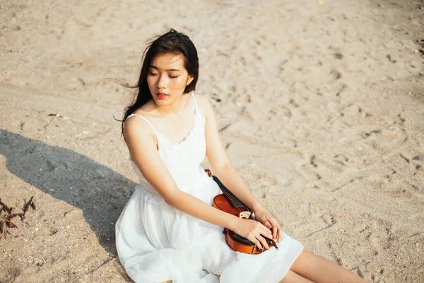 Retrato Menina Sentada Praia Com Violino — Fotografia de Stock