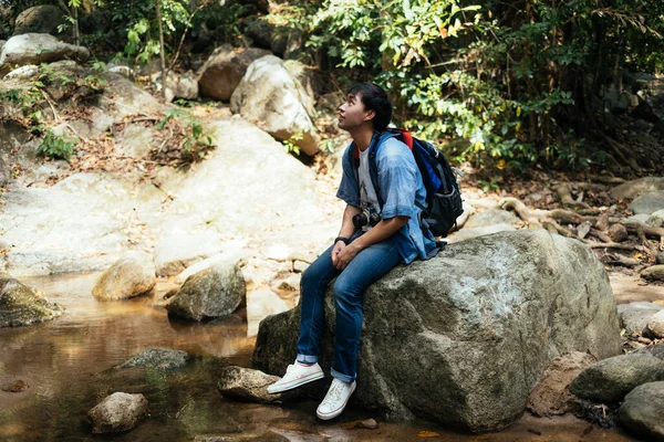 Yürüyüşten sonra bir kayanın üzerinde rahatla..