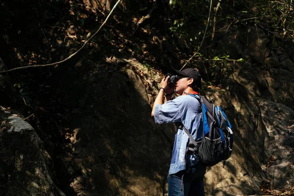 Kamerayı iki eliyle tutan adam..