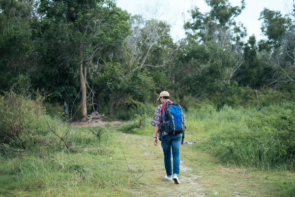 Ormandan çıkan bir adam.