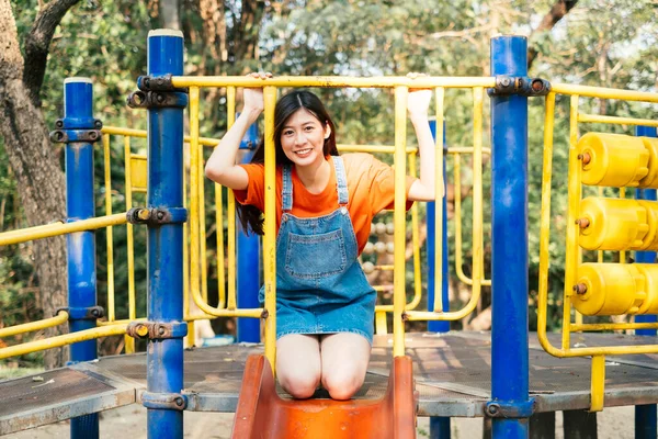Cute Girl Siedzi Placu Zabaw Slider — Zdjęcie stockowe